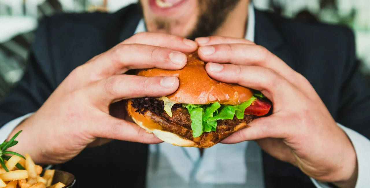 Man eating lunch. (Photo: Unsplahc,  Sander Dalhuisen)