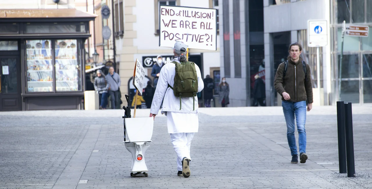 Man with toilet bowl and sign regarding Covid-19 by Prague's Wenceslas Square. Photo: iStock / Albertem