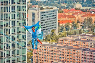 Video: Czech daredevil rides slackline between Prague's tallest buildings