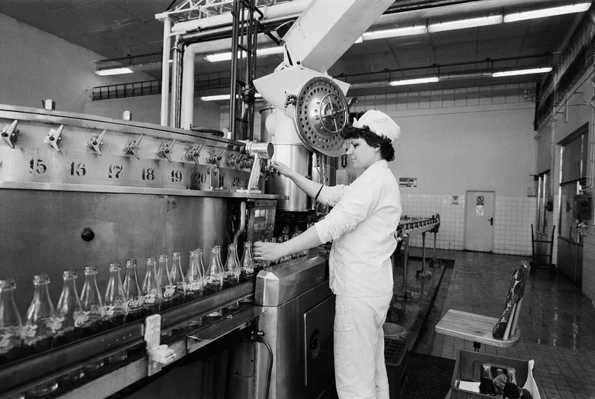 Coca-Cola bottling line in the 1970s. (Photo: Coca-Cola HBC ČR/SR)