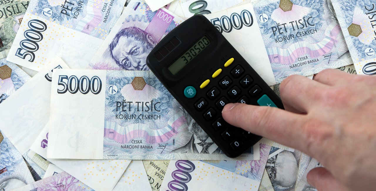 Who is required to pay taxes in Czechia and who qualifies for a refund