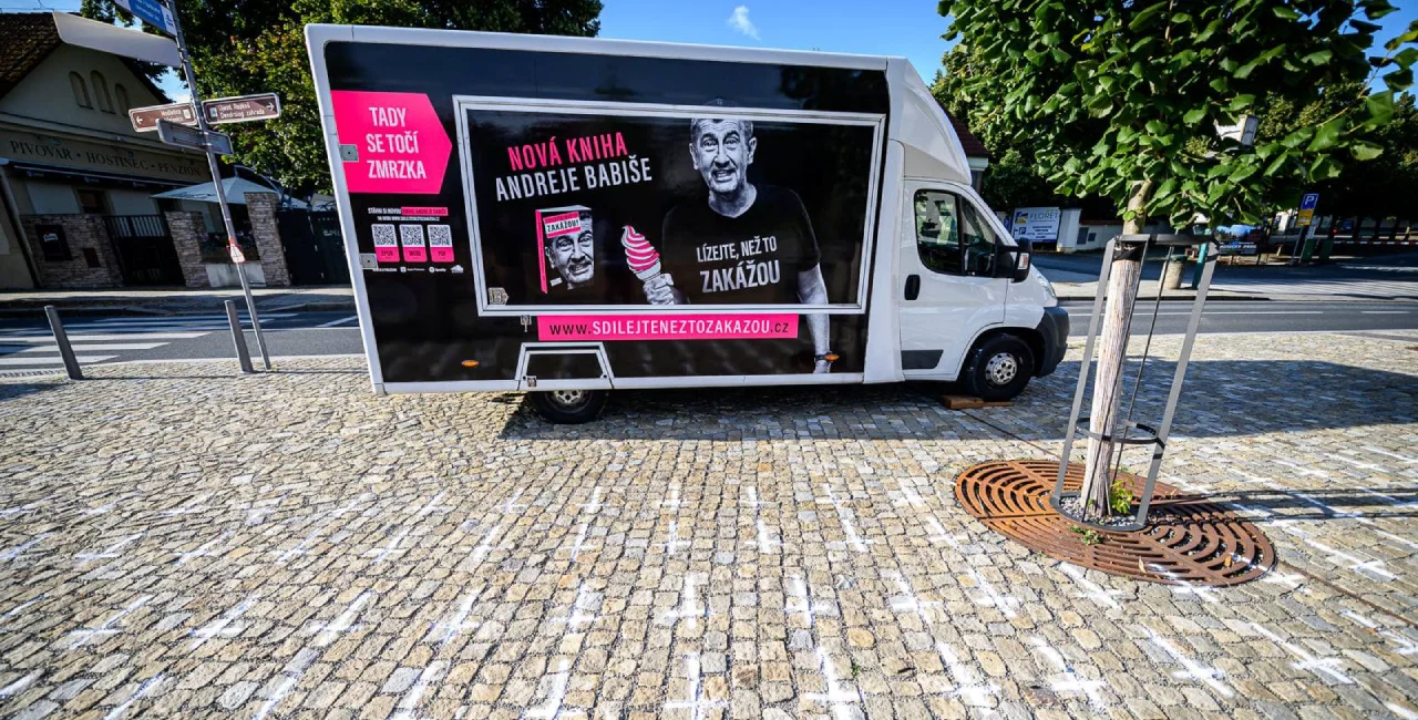 Crosses in front of a Babiš promo van. Photo: Facebook / Milion chvilek pro demokracii