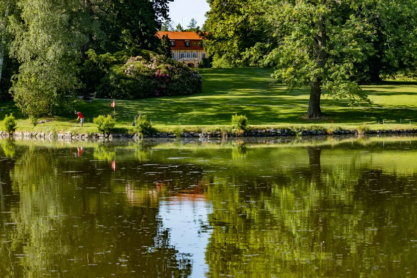 Hotel Chateau Štiřín zámek pond outside water green