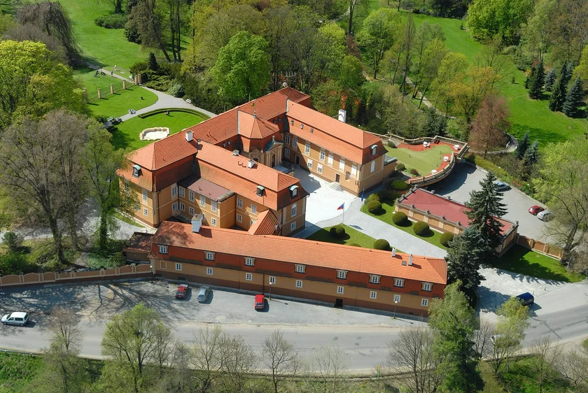 Hotel Chateau Štiřín zámek top view