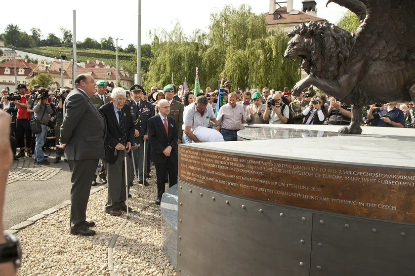 Sir Nicholas Soames and WWII veterans at the unveiling of the Winged Lion in 2014 / photo via Best Communications
