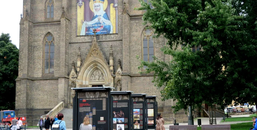 Exhibition in front of the Church of St. Ludmila. (Photo: Raymond Johnston)