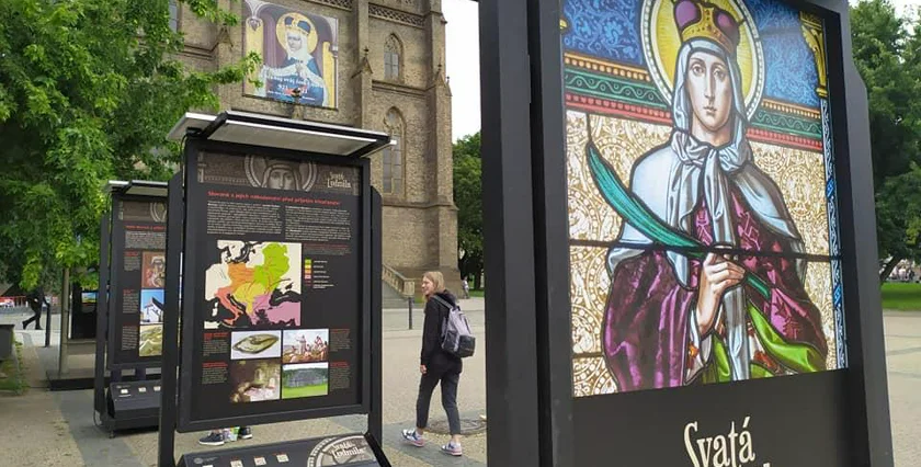 Exhibition in front of the Church of St. Ludmila. (Photo: Raymond Johnston)