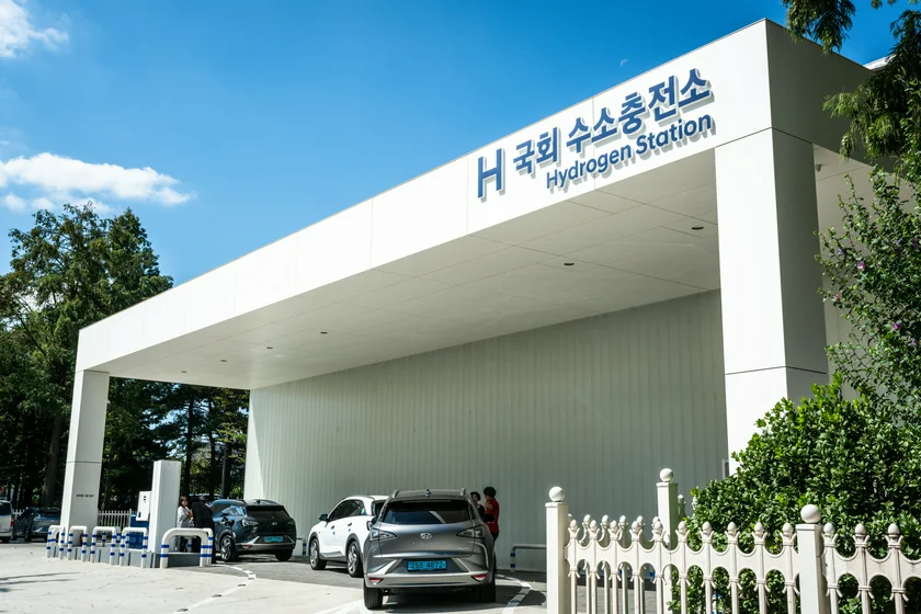 Hyundai Nexo vehicles at a refueling station in Seoul, South Korea. Photo: iStock / Julien Viry