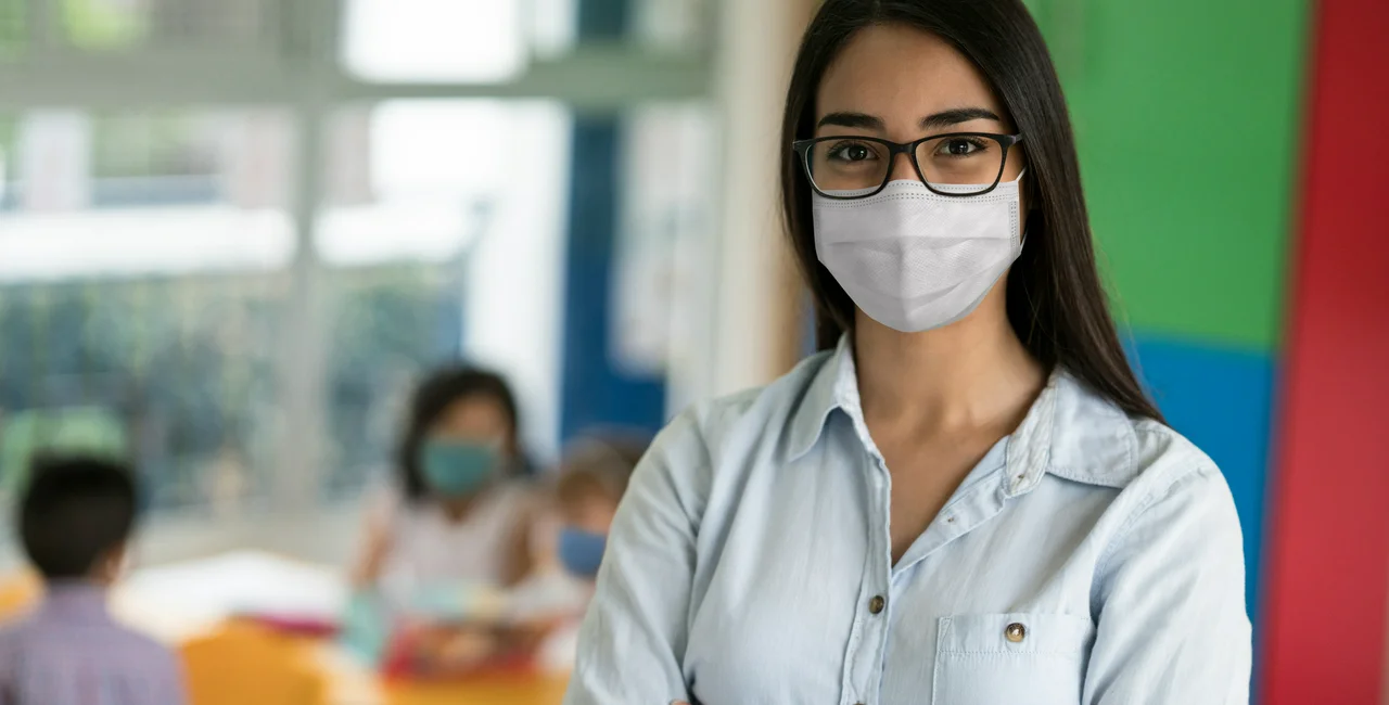 Teacher wearing a face mask / photo iStock @andresr