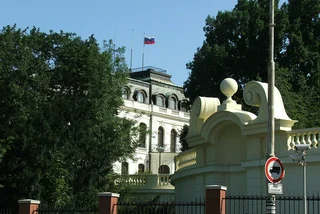 Demonstranti postříkali ruskou ambasádu v Praze kečupem.
