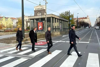 New pedestrian crossing opens at Prague's náměstí Jiřího z Poděbrad