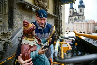 Statues are removed from the Astronomical Clock for maintenance. (Photo: Praha.EU)