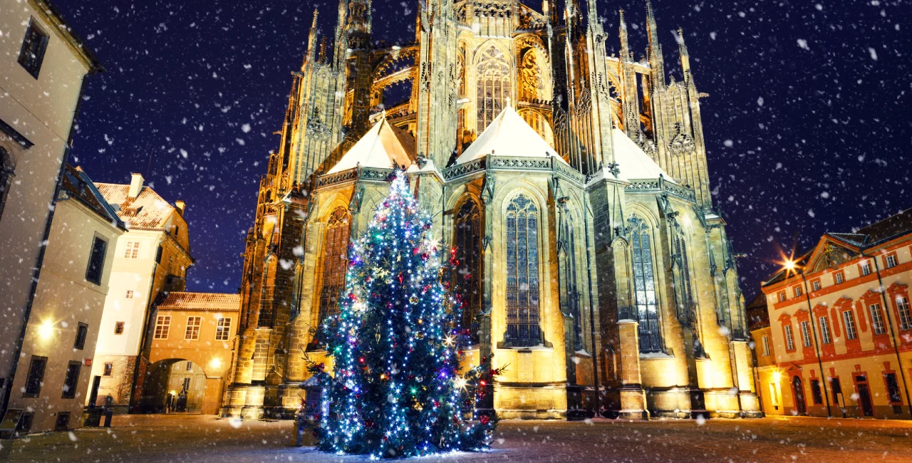 Christmas tree by St. Vitus Cathedral at Prague Castle. Photo: iStock / borchee.