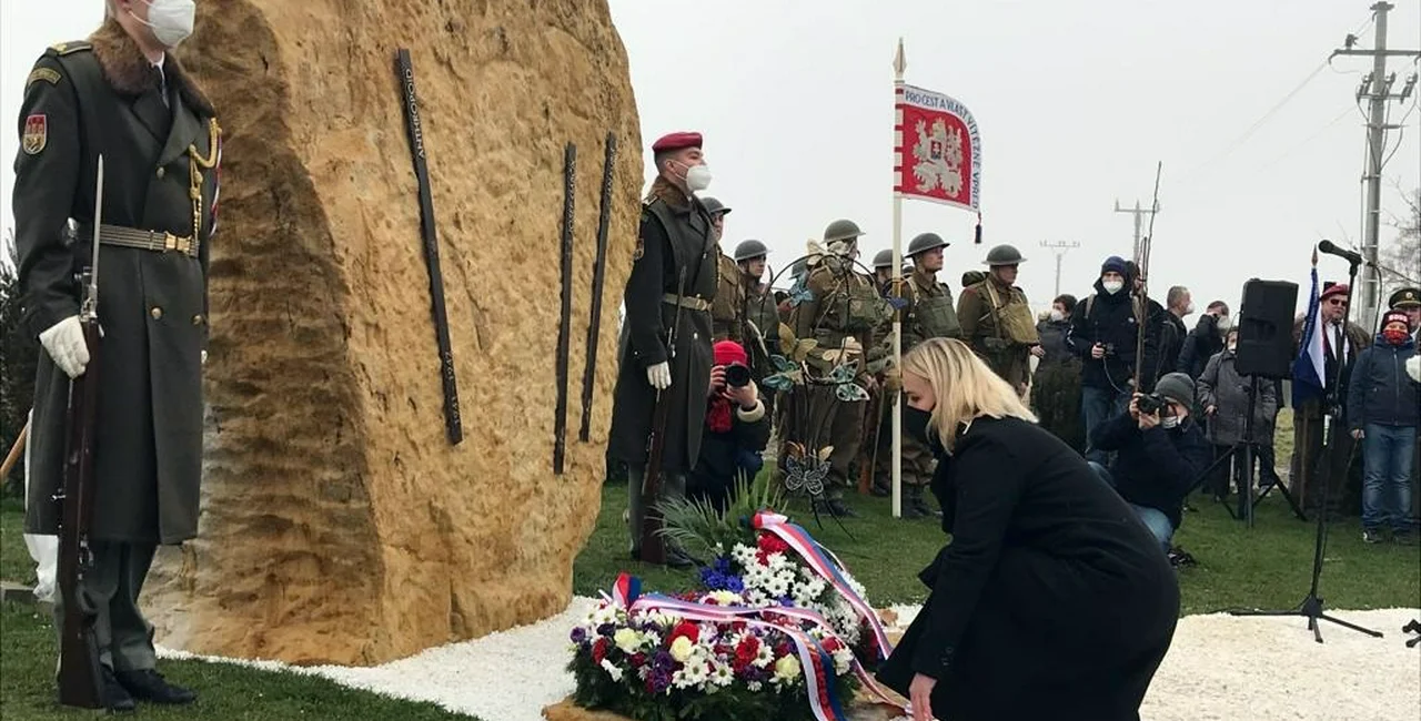 Czech defense minister Jana Cernochova  and unveiled a new memorial in honor of Jan Kubiš and Jozef Gabčík in Nehvizdy. Photo / Twitter @ObranaTweetuje