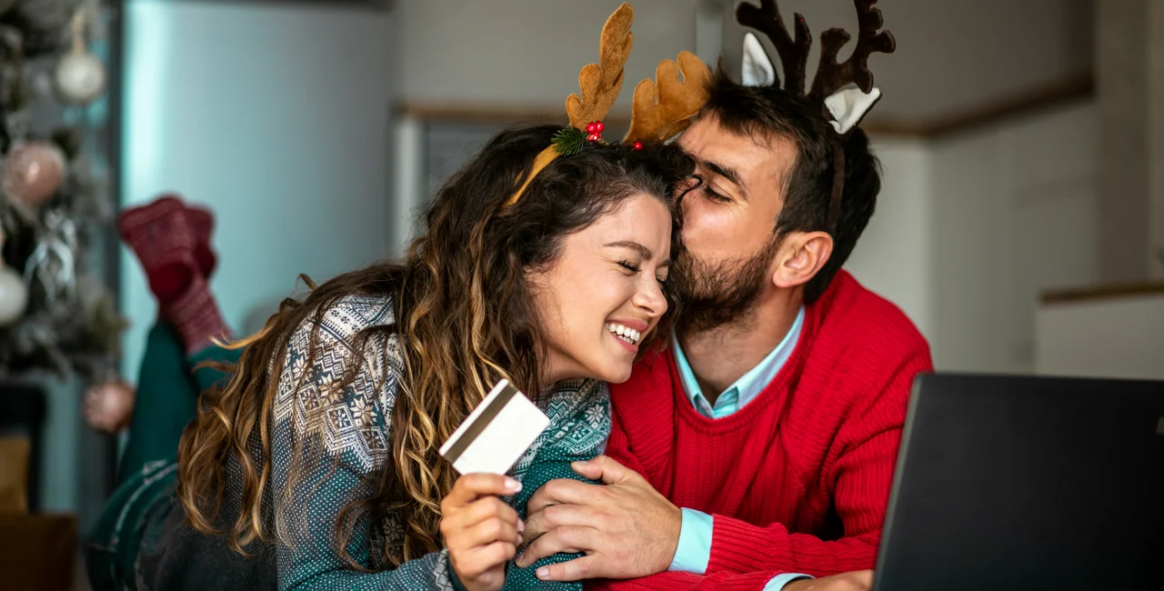 Many people are still choosing to buy Christmas gifts online this year / photo iStock @Sneksy