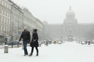 Prague's first heavy snowfall of the season leads to slow traffic, snowmen