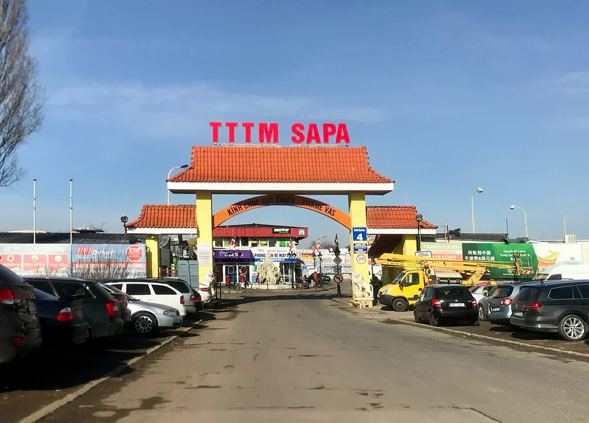 Gate of Sapa, the Vietnamese market place in Prague. (Photo: Wikimedia commons, Martin2035, CC BY-SA 4.0)