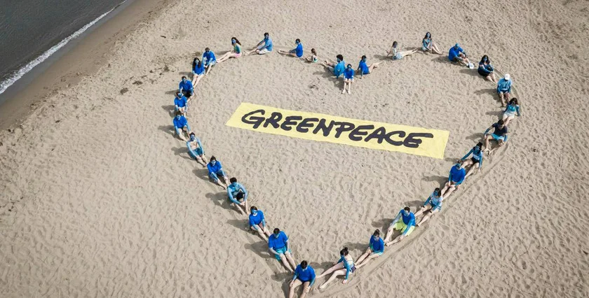 GP Greenpeace heart beach FB 172411543_10159324682079777_3932369583381362532_n