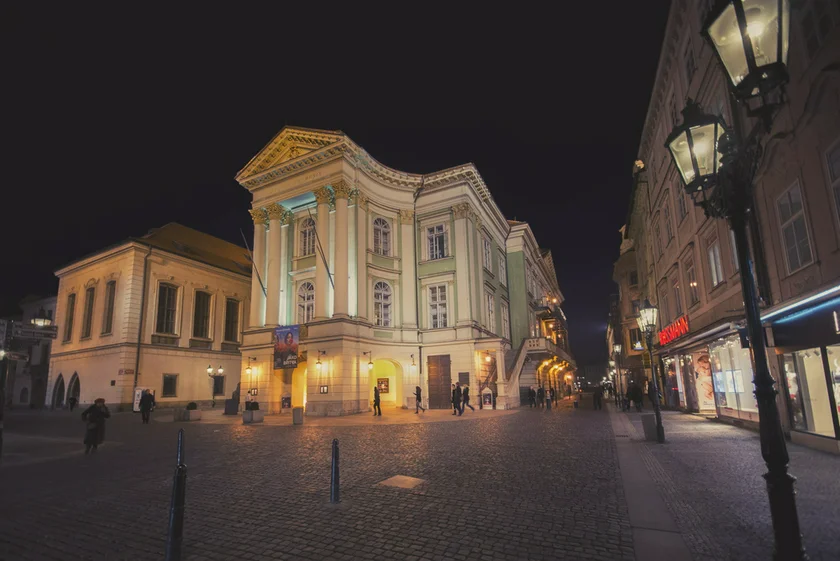 Estates Theatre at night. Photo: CzechTourism.