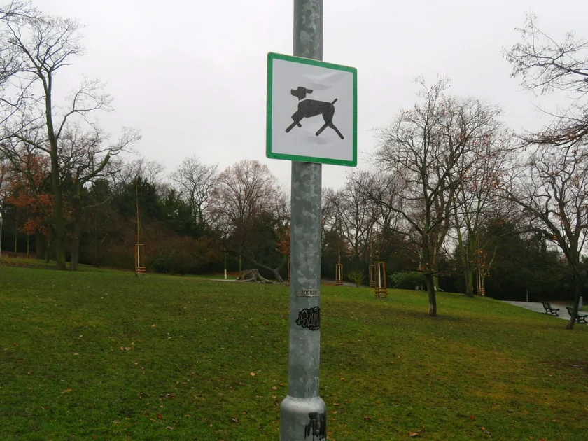 Sign in Prague 2 showing where dogs can run free. Photo: Raymond Johnston.