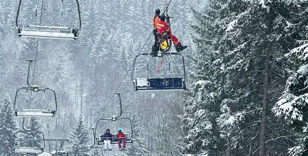 Firefighters rescue stranded ski lift passengers. Photo: HZS Olomouckého kraje