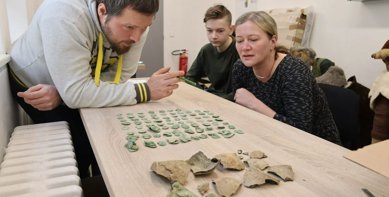 Petra, Michal and a museum expert examine the coins. Photo: Muzeum regionu Valašsko.
