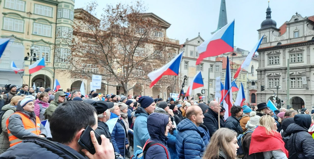 Protests in Malostranské náměstí today / photo via Twitter, Tomáš Vandas