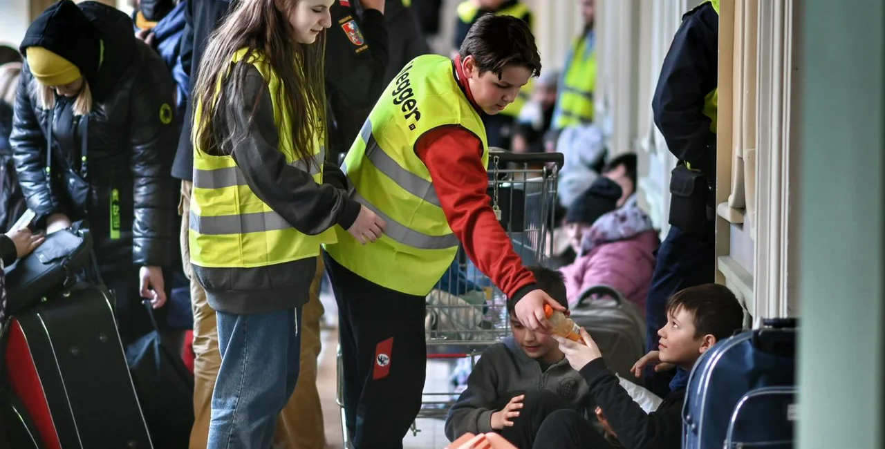 Volunteers help refugees in Przemyśl Główny train station / Photo: Wikipedia Commons / CC BY 4.0Pakkin Leung@Rice Post