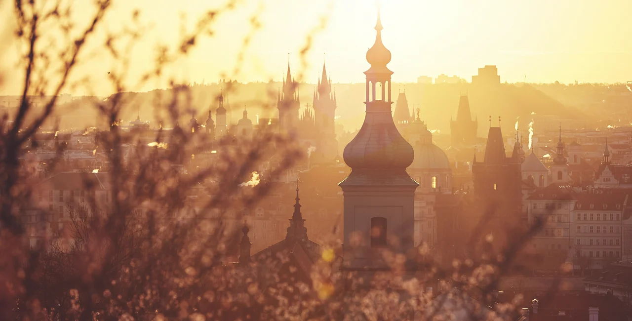 Spring sunrise in Prague / photo iStock @Chalabala