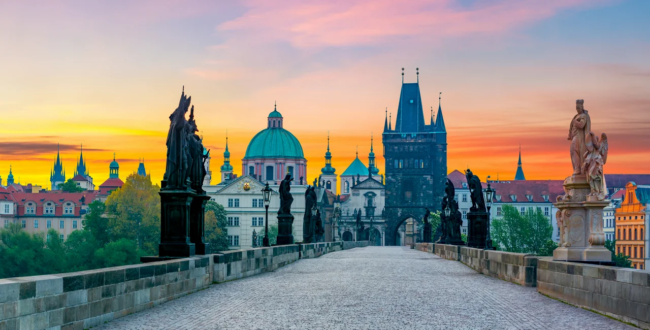 Sunrise over Charles Bridge / photo iStock @Vladislav Zolotov