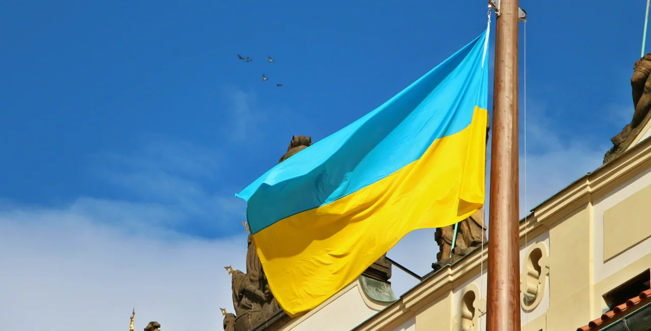 The Ukrainian flag flies above Prague Castle today / photo via Twitter, Pražský hrad - Kancelář prezidenta republiky