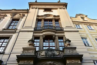 Baroque windows at Clam-Gallas Palace. Photo: Kudyznudy,
