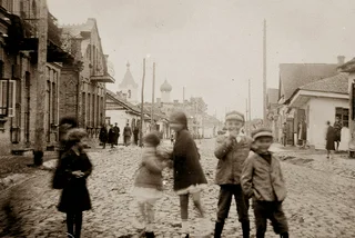 Children play on a street in Lutsk, Volhynia region, before 1927. Photo: Herder Institute for Historical Research on East Central Europe, CC BY-NC-SA 4.0.