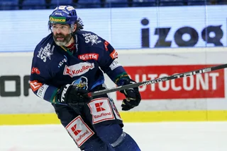 VIDEO OF THE WEEK: A living Czech hockey legend returns to the ice