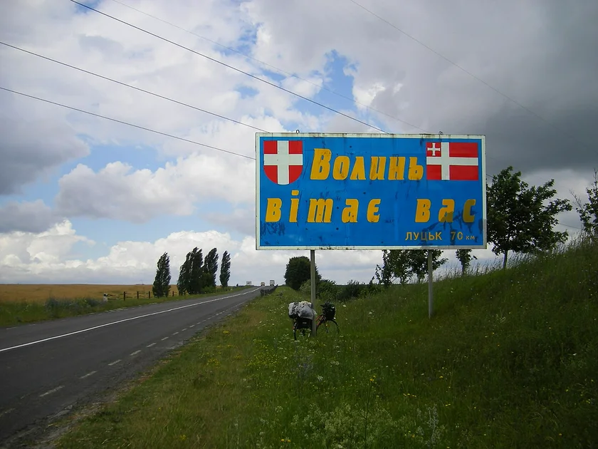 Billboard saying Volhynia Welcomes You in 2006. Photo: Wikimedia commons, Szeder László, CC BY-SA 3.0.