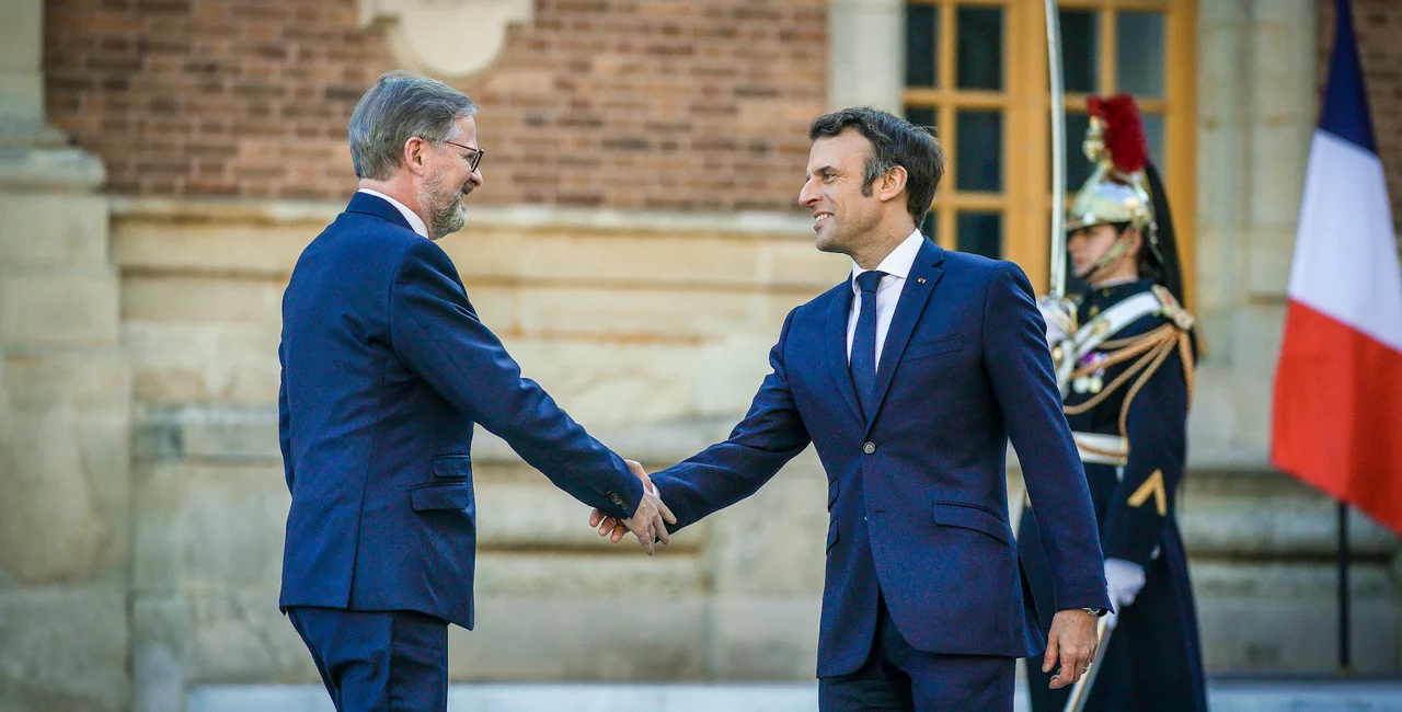 French President E. Macron welcomes Prime Minister Petr Fiala in Versailles, March 10, 2022. Photo: Government of the Czech Republic