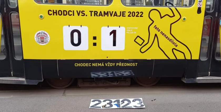 Pedestrians vs. trams 2022. Photo: Facebook / Dopravní podnik hlavního města Prahy