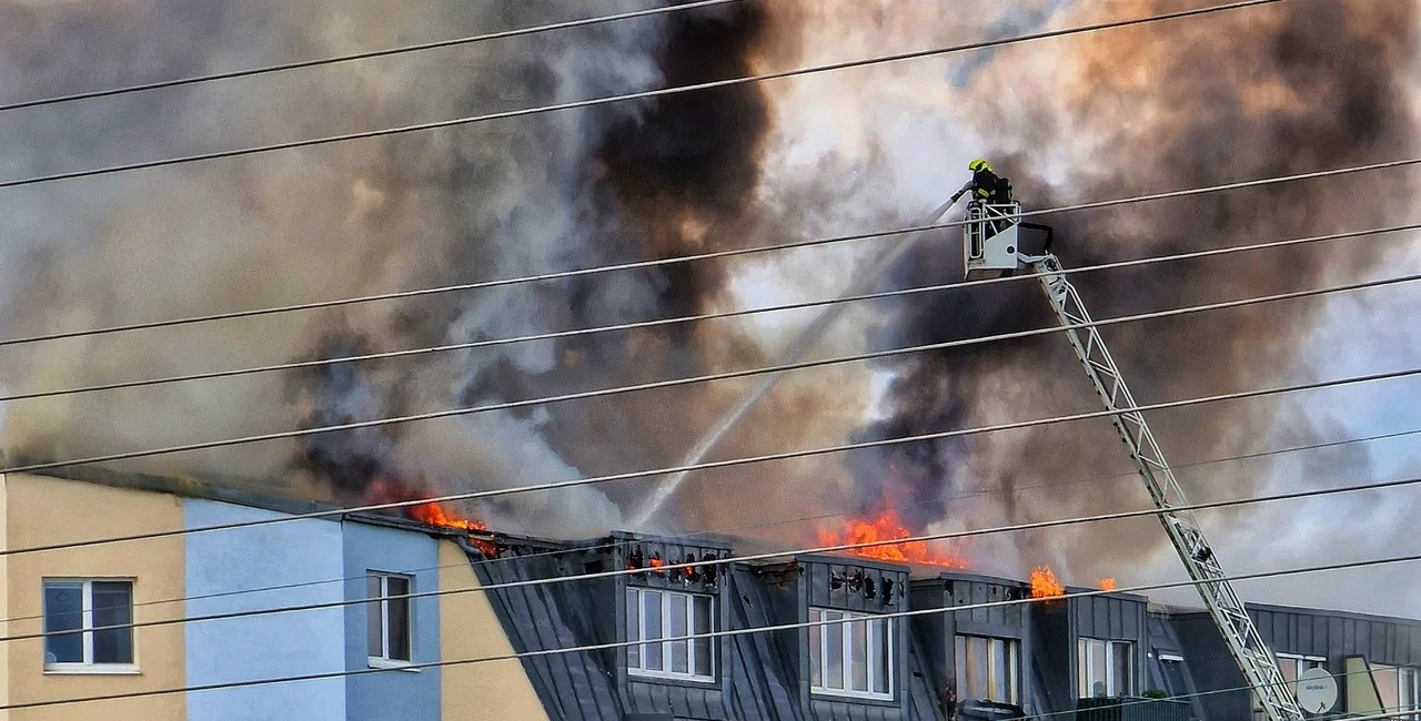 Apartment fire in Chodov. Photo: Tomáš (@TDratnal / Twitter)