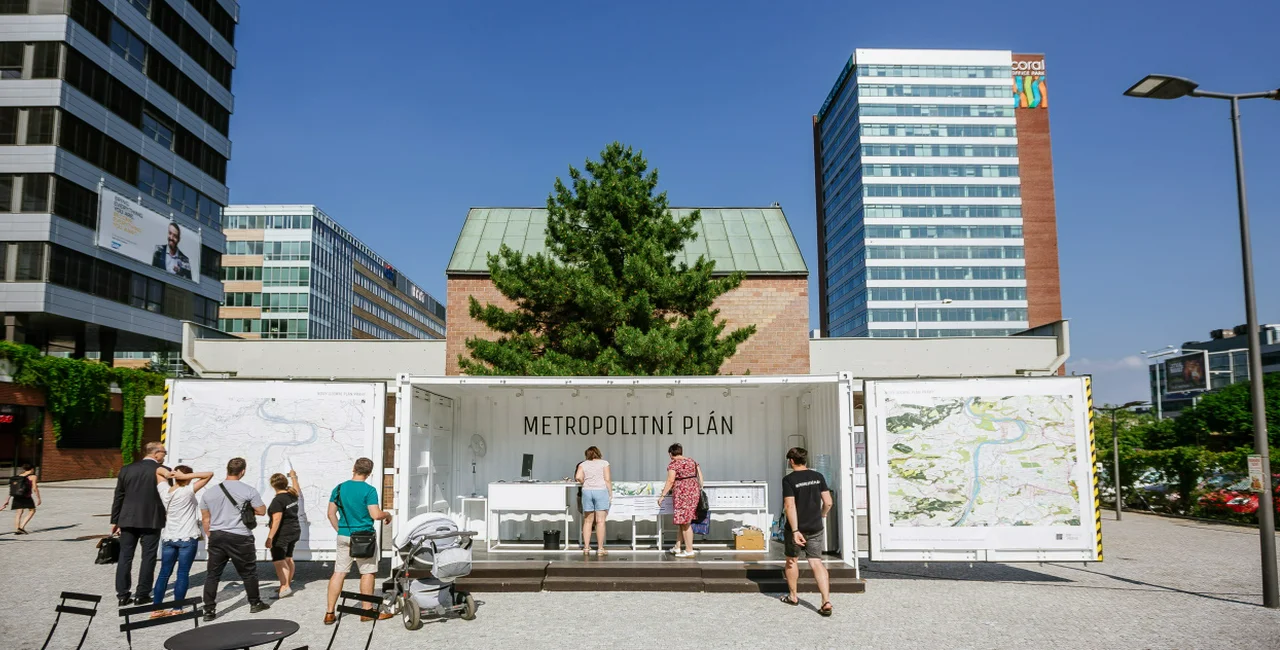 People can find out about the Metropolitan Plan at information containers. Photo: IPR Praha.
