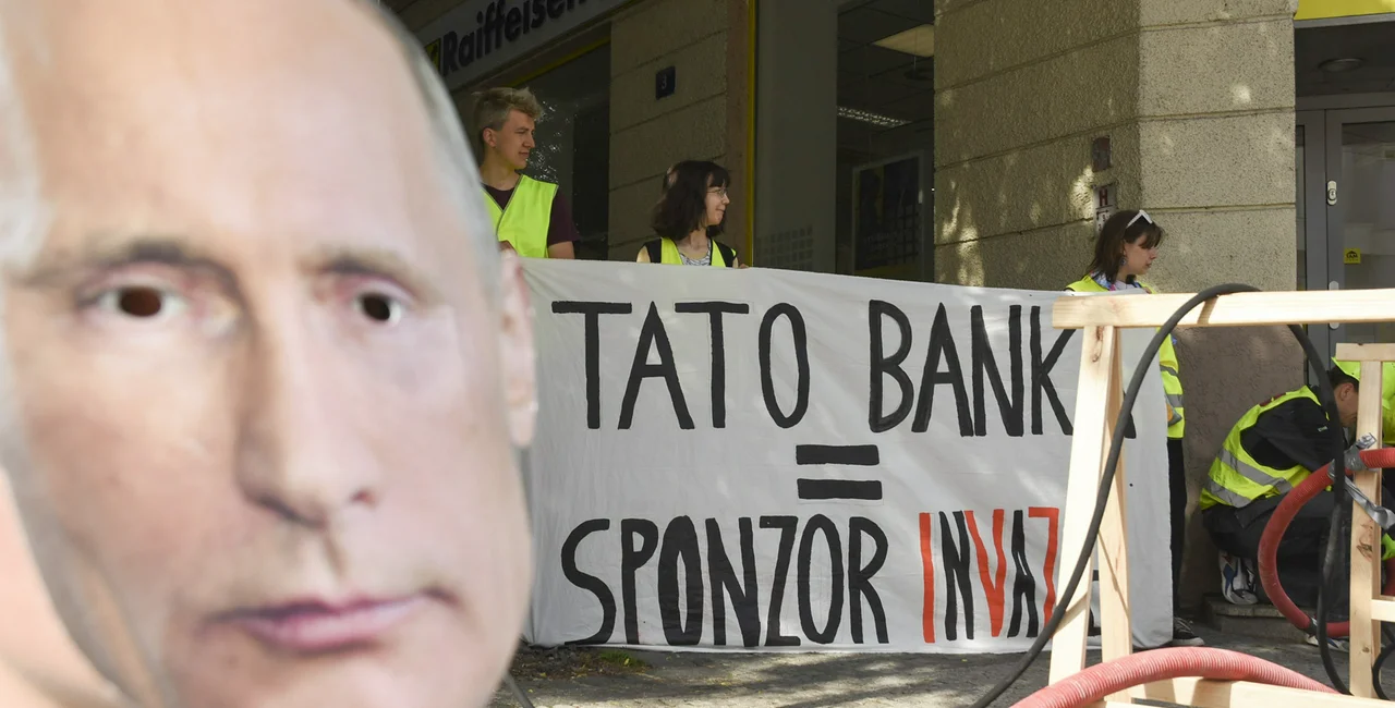Protesters from Zastavme špinavé prachy slan Raiffeisenbank cooperation with Russian fossil industry