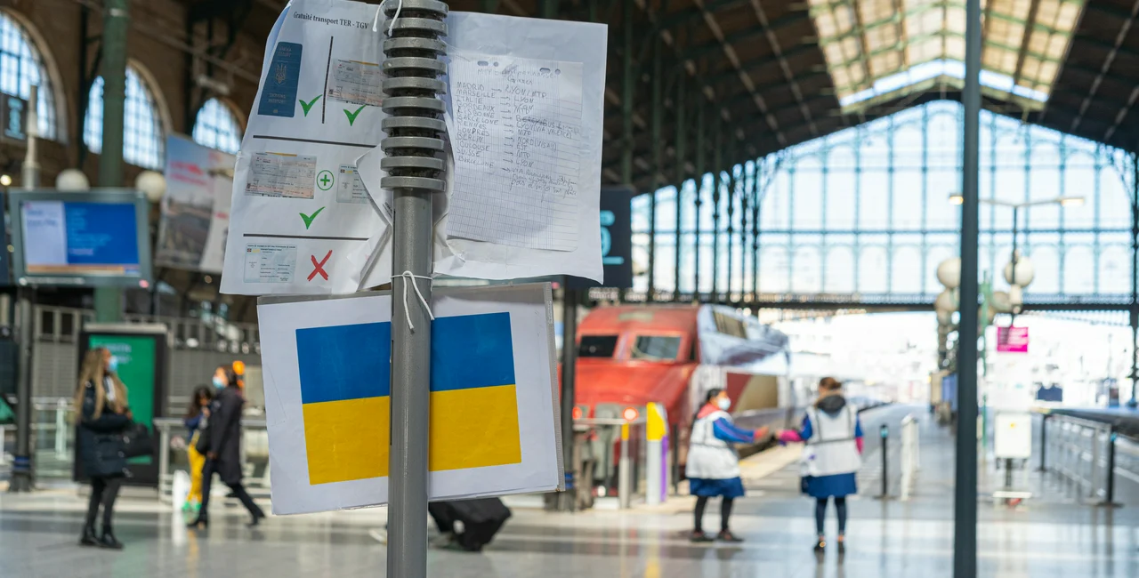 Volunteers helping refugees at a train station. Photo: iStock / Iggi_Boo