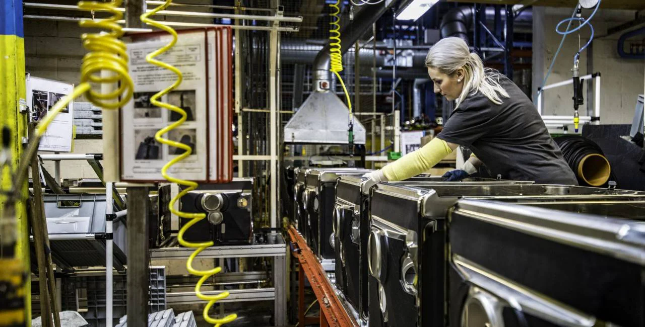 Woman working at an assembly line. Photo: iStock / vm