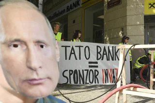 Protesters slam bank's cooperation with Russian fossil industry
