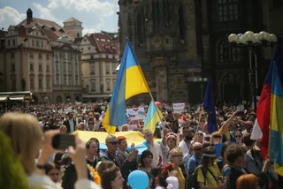 Thousands of Ukrainians march through Prague. Photo: Ukrainian Embassy in the Czech Republic (Twitter)