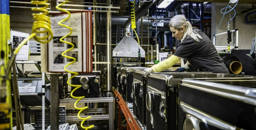 Woman working at an assembly line. Photo: iStock / vm