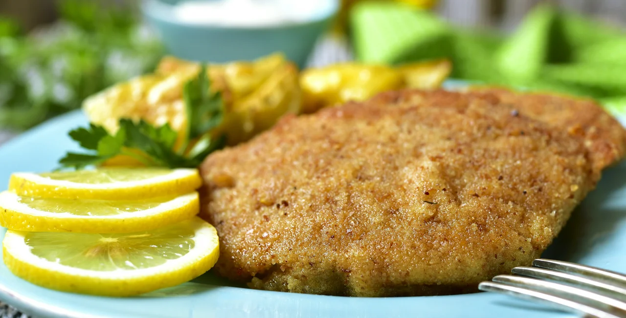 Fried, breaded cutlet with lemon and potatoes. Photo: iStock, Lilechka75.
