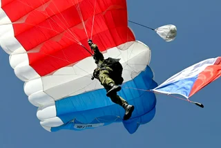 Parachutist lands at Zítkovy sady. Photo: Facebook / ČTK