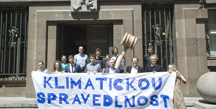 In an unprecedented verdict, the Prague Municipal Court has ruled four Czech ministries have infringed the rights of the association Klimatická žaloba ČR (Czech Climate Litigation) and other complainants by not taking steps to sufficiently cut greenhouse gas emissions. Photo via Twitter @KZaloba