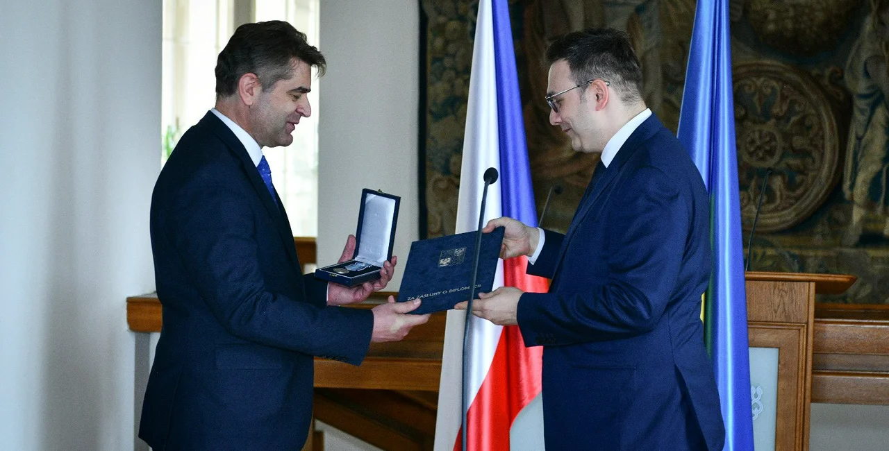 Czech Foreign Minister Jan Lipavský bestows Yevhen Perebyinis a medal of merit for diplomacy. Photo: Twitter / Jan Lipavský