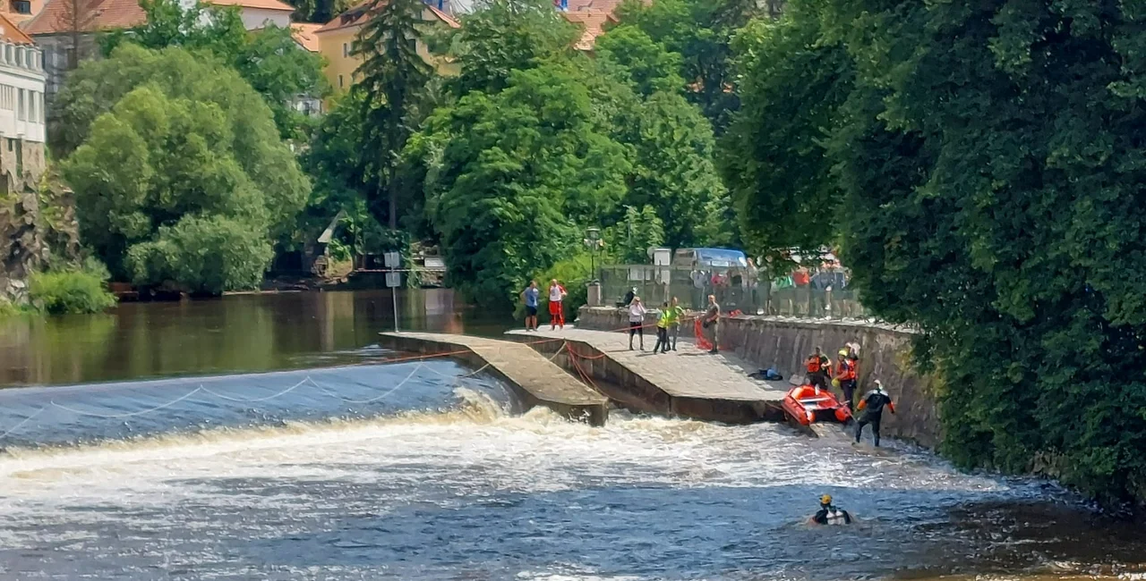 Police and divers look for a missing rafter. Photo: Czech Police, Twitter.
